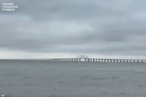 ГУР біля Кримського мосту передало привіт окупантам (Відео)