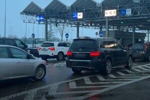 Прикордонники посилили контроль за виїздом чоловіків: в Устилузі застрягло 70 машин