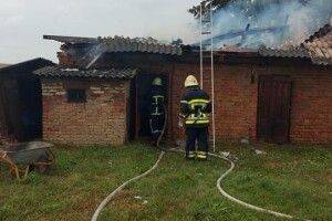 На Волині рятувальники гасили споруду в яку влучила блискавка (Фото) 