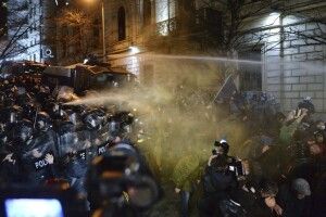 Штурм парламенту і коктейлі молотова: у Грузії почався свій майдан (Відео)