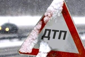 На Волині легковик протаранив двері аптеки