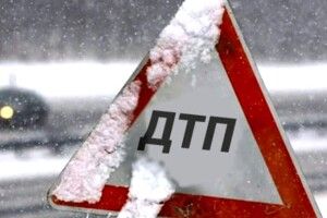 На Волині львівська вантажівка серед ночі в’їхала в паркан