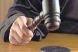 З ЛАВИ ПІДСУДНИХ І ЗОЛОТІ ГОРИ ПООБІЦЯЮТЬ