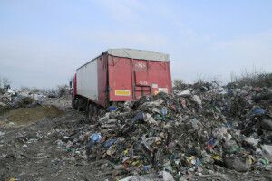 Викрито групу осіб, причетних до незаконної схеми з вивезення сміття зі Львова