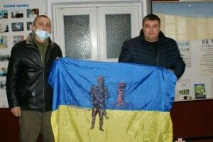 Ветеран подарував Рожищенському музею бойовий прапор зі Сходу