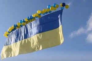 Масові випадки сказу в лавах сепаратистів: у День ЗСУ над окупованою Горлівкою запустили синьо-жовтий Державний прапор України (Відео)