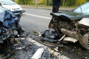 Пенсіонерка під колесами, потрощені автівки: у Рівному сталося 3 ДТП (фото)