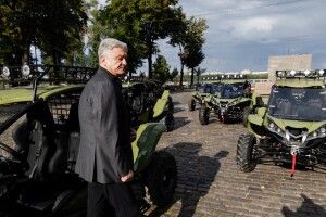 Порошенко оголосив про новий проєкт для ЗСУ – для логістики на фронті законтрактували велику партію баггі