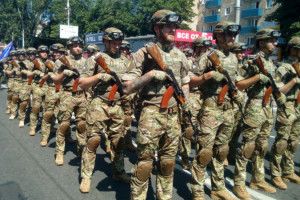 У Маріуполі відбувся військовий парад з нагоди третьої річниці визволення міста (фото)
