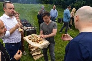 Зеленський посмажив шашлик для журналістів (Фото) 