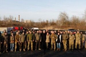 Зберігайте спокій і зміцнюйте ЗСУ – Порошенко на Донбасі передав бригадам партію допомоги