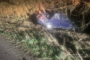 Життя обірвалося у «швидкій»: під Луцьком компанія підлітків на «Славуті» протаранила дерево