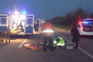 На Рівненщині о 5-й ранку молода жінка вибігла на трасу і потрапила під колеса