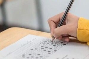 У місті на Волині найкращі випускники отримали по 10 тисяч гривень