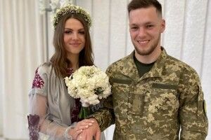 Воїн з Рівненщини приїхав на день додому, аби одружитися (Фото) 