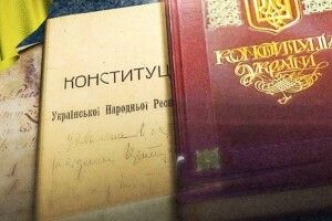 Порошенко у День Конституції нагадав: війна не виправдовує авторитарні порушення Основного закону