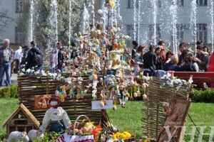Тисячі писанок прикрасили центральну площу Ужгорода