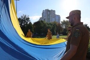 У Луцьку підняли найвищий на Волині прапор