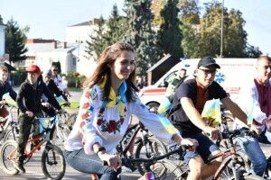 День Луцька: сьогодні містом проїхали велосипедисти у вишиванках (Фото)
