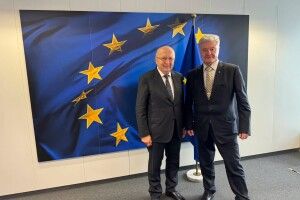 Гроші, контракти, виробництво і зброя на фронт: Порошенко звернувся до європейців
