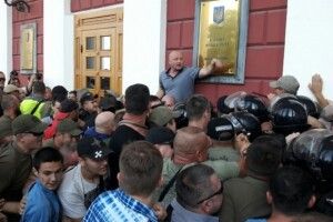 Біля Одеської міськради заворушення – батьки вимагають кари для чиновників, які допустили трагедію в дитячому таборі (фото)