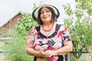 «Цей двір стоїть у хуртовині айстр…» 