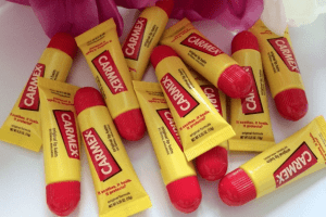 Чому популярні бальзами Carmex