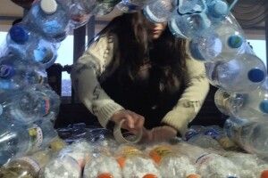 У Луцьку встановлюють будиночки із пластикових пляшок