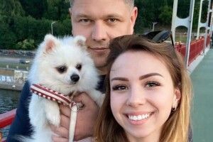 Глава Держміграції розлучився з дружиною заради дівчини, яка відмовилася евакуюватися з Китаю без собаки (Фото)