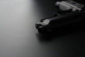 Не поділили чергу за пиріжками: розгніваний покупець підстрелив з пістолета двох інших