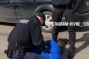 У Рівному чоловік затиснув склом пальці поліцейському