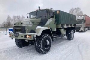 У Луцьку фуру із замету витягували військовою технікою (Фото)