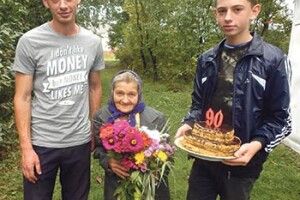 ДОВГОЖИТЕЛЬКА ПОДАРУВАЛА  СІЛЬСЬКІЙ ЦЕРКВІ ПРЕСТОЛ