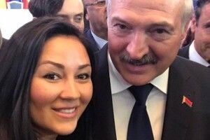 Історичне фото: в мережі з’явилося перше селфі Лукашенка