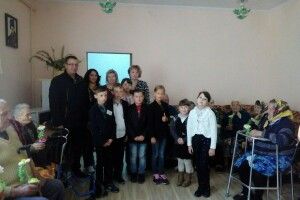 Володимир-волинські школярі зігріли осінь літнім людям (фото)