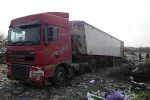 У Дубні спіймали на сміттєзвалищі вантажівку з львівським сміттям (фото)