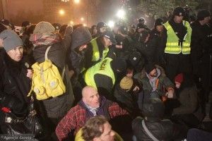 А в Польщі гаряче через протести: дорогу Качинському із заблокованого Сейму розчищали поліцейські сльозогінним газом (Відео)