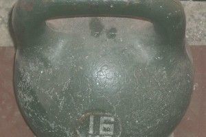 У Маріуполі на дах «швидкої» скинули залізну гирю