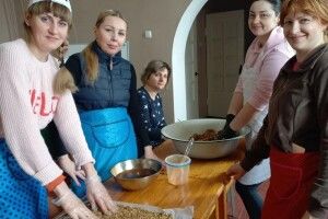 Переселенки на Рівненщині поділилися рецептом енергетичних батончиків для захисників (Рецепт)