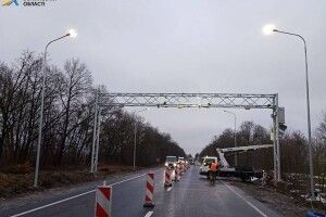 Волинські дорожники показали, як важитимуть на трасах автомобілі в русі (Фото)