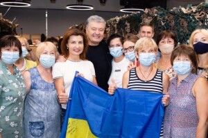 Якщо є прагнення допомогти армії, ніхто тебе не зупинить – Порошенки разом з волонтерами сплели маскувальні сітки для фронту (Фото)