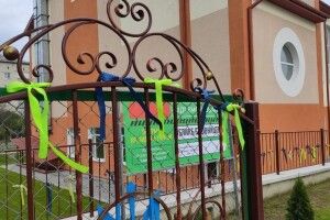 У школі на Волині перед приїздом Зеленського косять траву і фарбують бордюри