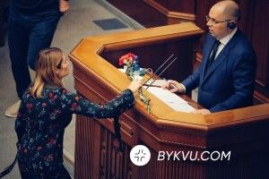 «Йому сказали, що вакцин нема»: Степанову принесли поховальні квіти від померлого від Covid-19 (Фото)