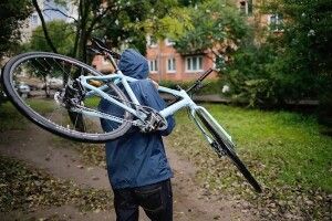 У Луцьку чоловік з велопарковки поцупив велосипед