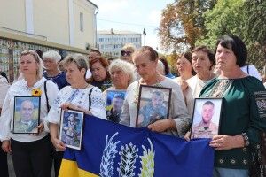 На стяг сіли голуби з іменами полеглих: захід пам’яті у Луцьку 