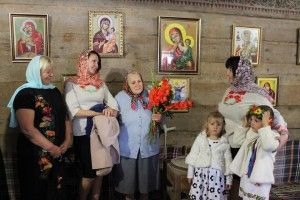 Голобчанка до 80-річчя навишивала ікон на цілу виставку