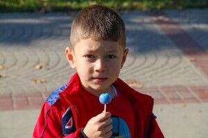 Чоловік пригостив дітей цукерками, а батьки побили його і здали поліції 