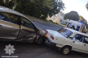 Пив, але після ДТП? Луцькі поліцейські мають з’ясувати правду щодо 20-річного водія (Фото з місця аварії)
