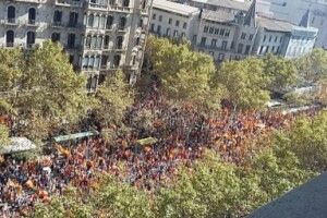 У Барселоні тисячі людей протестують проти незалежності Каталонії