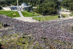 Десятки тисяч протестувальників підійшли до резиденції Лукашенка